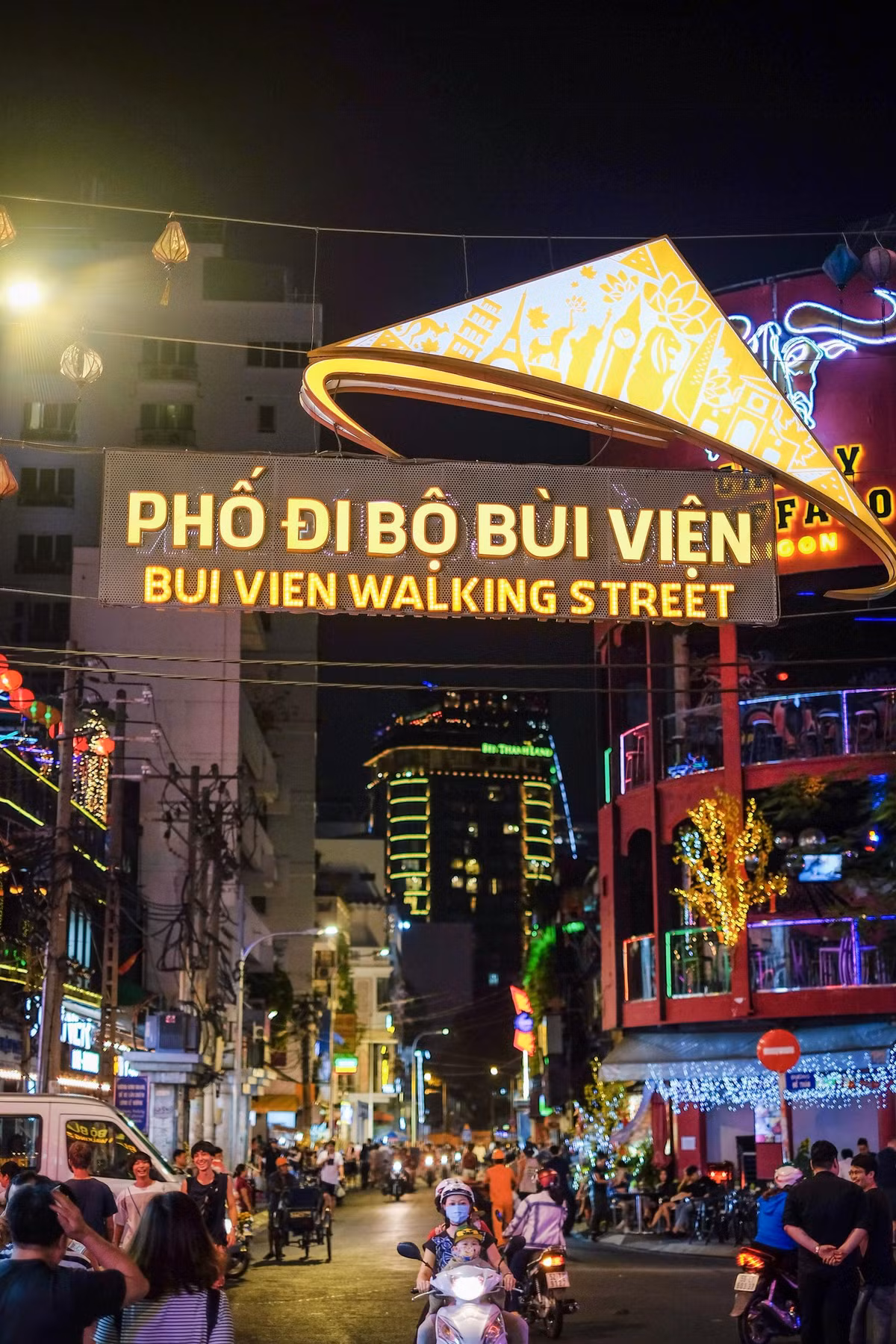 Không chỉ du khách, nhiều người nước ngoài sống và làm việc tại Việt Nam cũng tới phố đi bộ Bùi Viện để tham gia các hoạt động vui chơi, giải trí, ăn uống, gặp gỡ bạn bè...