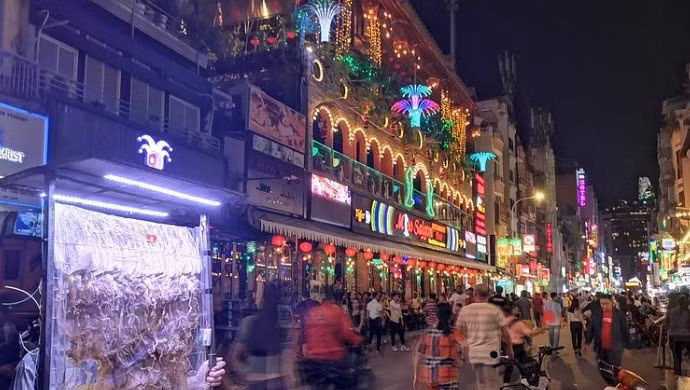 Khi TP.HCM vừa lên đèn, không khí tại phố đi bộ Bùi Viện dần trở nên sôi động, náo nhiệt.