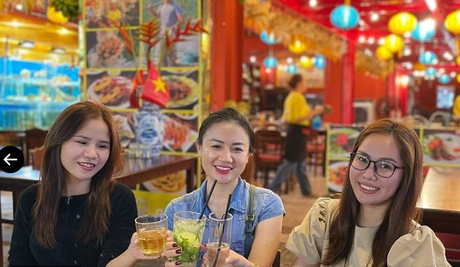 Một nhóm thanh niên hào hứng khi có buổi gặp mặt ở phố đi bộ Bùi Viện vào buổi tối.