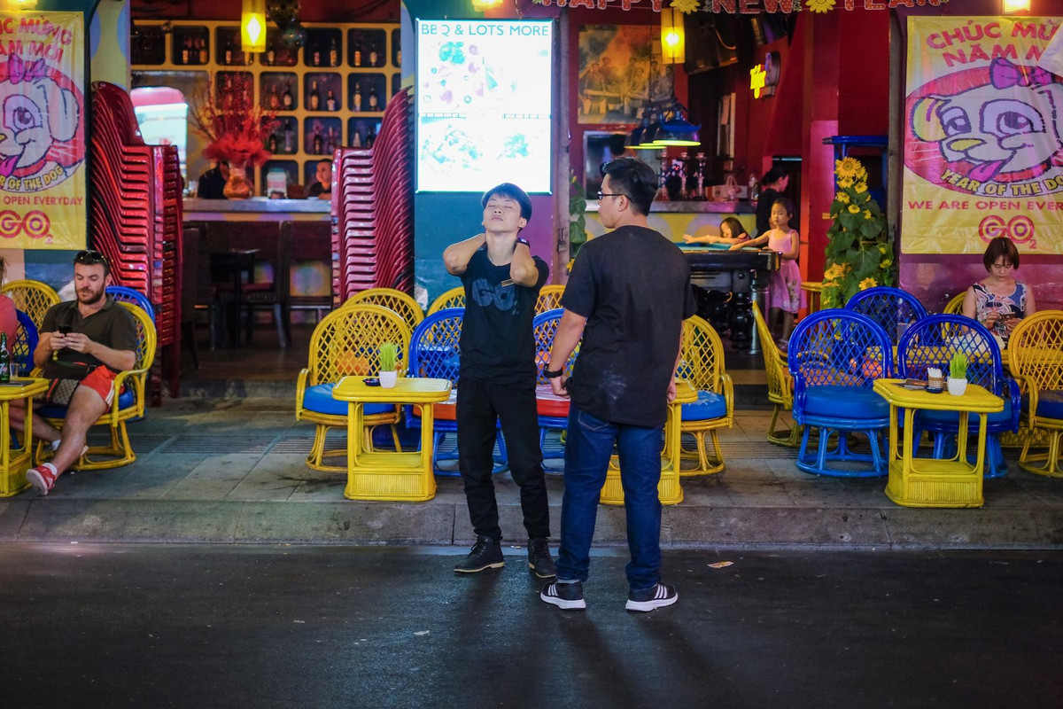 Với lượng khách lớn đổ về đây, phố Bùi Viện được đánh giá là một trong địa điểm có thể “rút hầu bao” của du khách, đặc biệt là khách quốc tế.