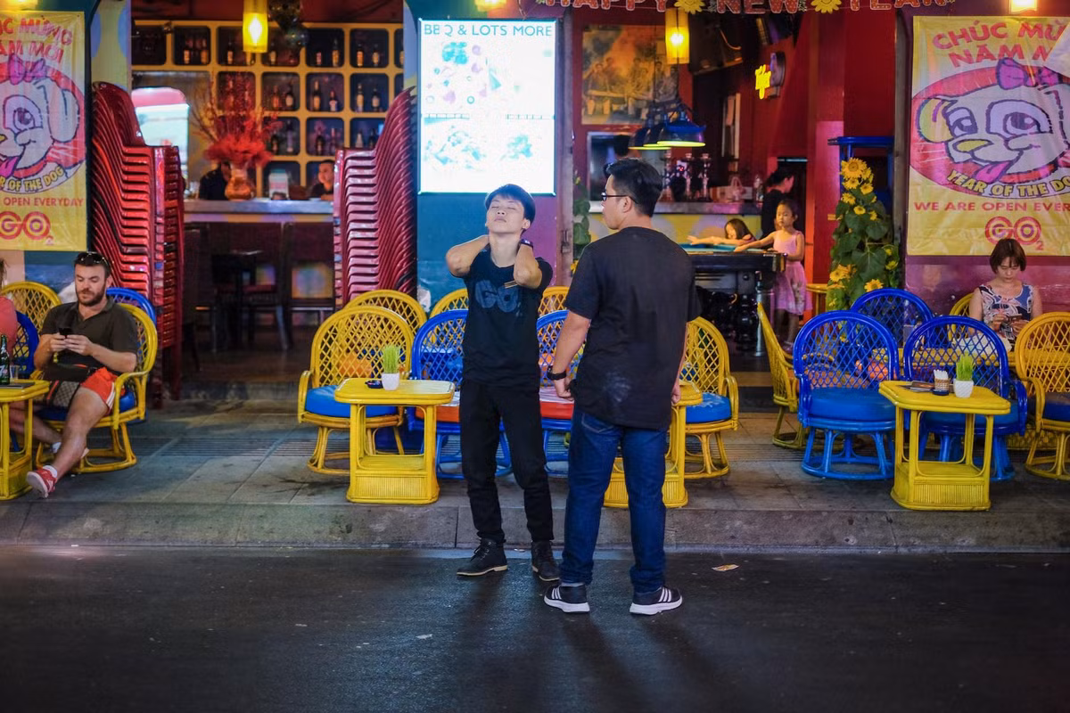 Với lượng khách lớn đổ về đây, phố Bùi Viện được đánh giá là một trong địa điểm có thể “rút hầu bao” của du khách, đặc biệt là khách quốc tế.