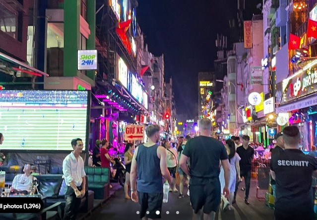 Rất nhiều du khách quốc tế đến phố đi bộ Bùi Viện để trải nghiệm cuộc sống về đêm nhộn nhịp ở TP.HCM.