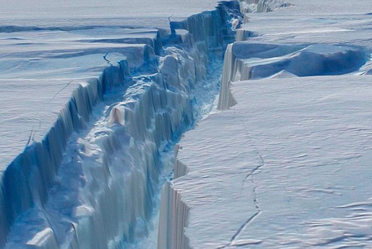 Cụ thể, các nhà nghiên cứu cho hay những tảng băng trôi trên được tách ra là tác động của biến đổi khí hậu. Sau khi tách ra khỏi thềm băng, những tảng băng này trôi nổi trên các đại dương.