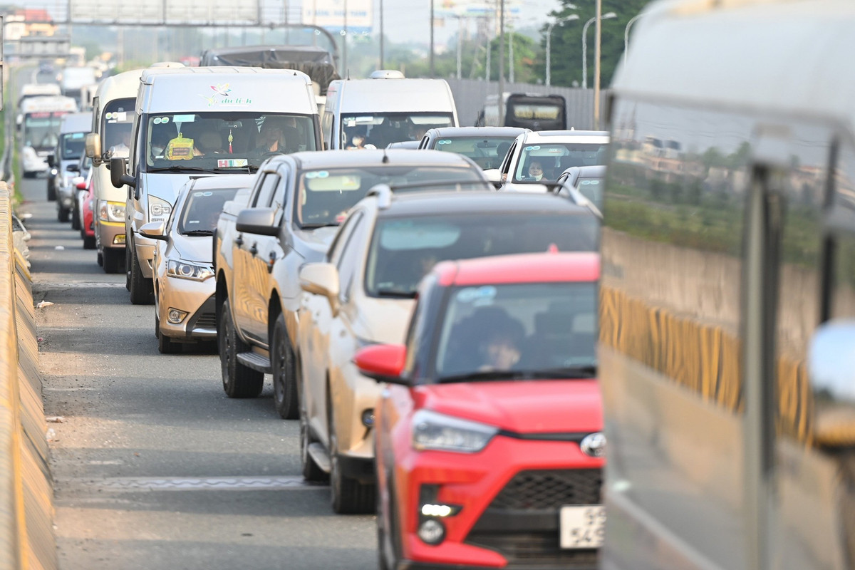 Cửa ngõ không mở rộng, tái diễn cảnh người dân chật vật trở lại Thủ đô Cua ngo khong mo rong, tai dien canh nguoi dan chat vat tro lai Thu do