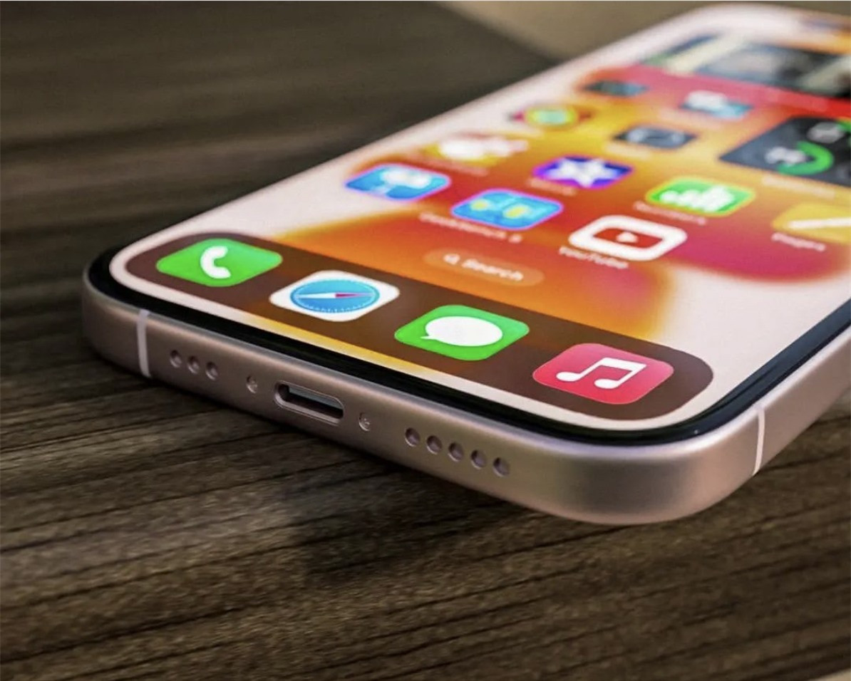 Việc bo cong các góc ở mặt lưng của iPhone 15 Pro Max được cho là sẽ giúp việc cầm nắm mẫu smartphone thoải mái hơn, chắc tay hơn khi so sánh với kiểu dáng vuông trên iPhone 14 Pro/Pro Max.