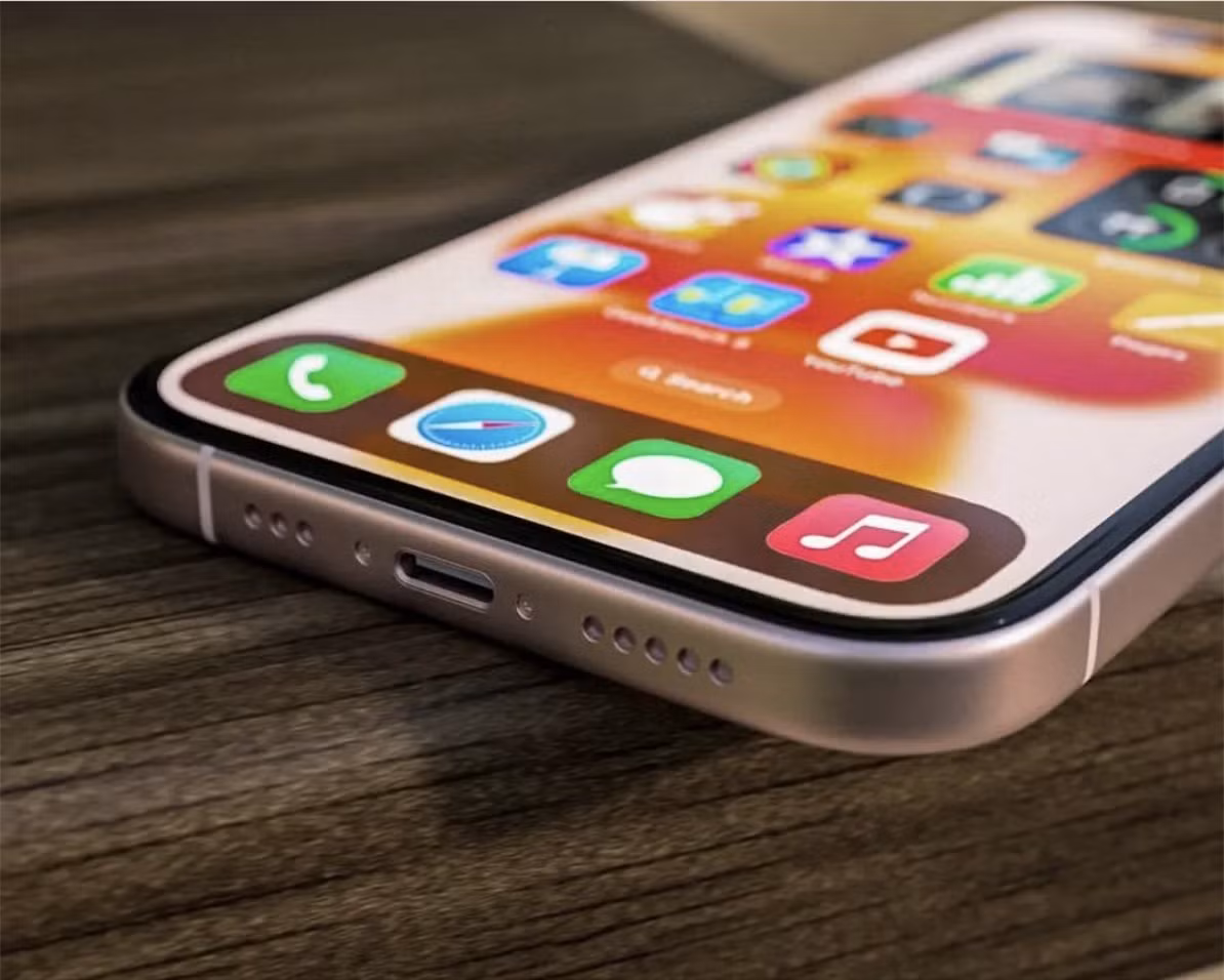 Việc bo cong các góc ở mặt lưng của iPhone 15 Pro Max được cho là sẽ giúp việc cầm nắm mẫu smartphone thoải mái hơn, chắc tay hơn khi so sánh với kiểu dáng vuông trên iPhone 14 Pro/Pro Max.