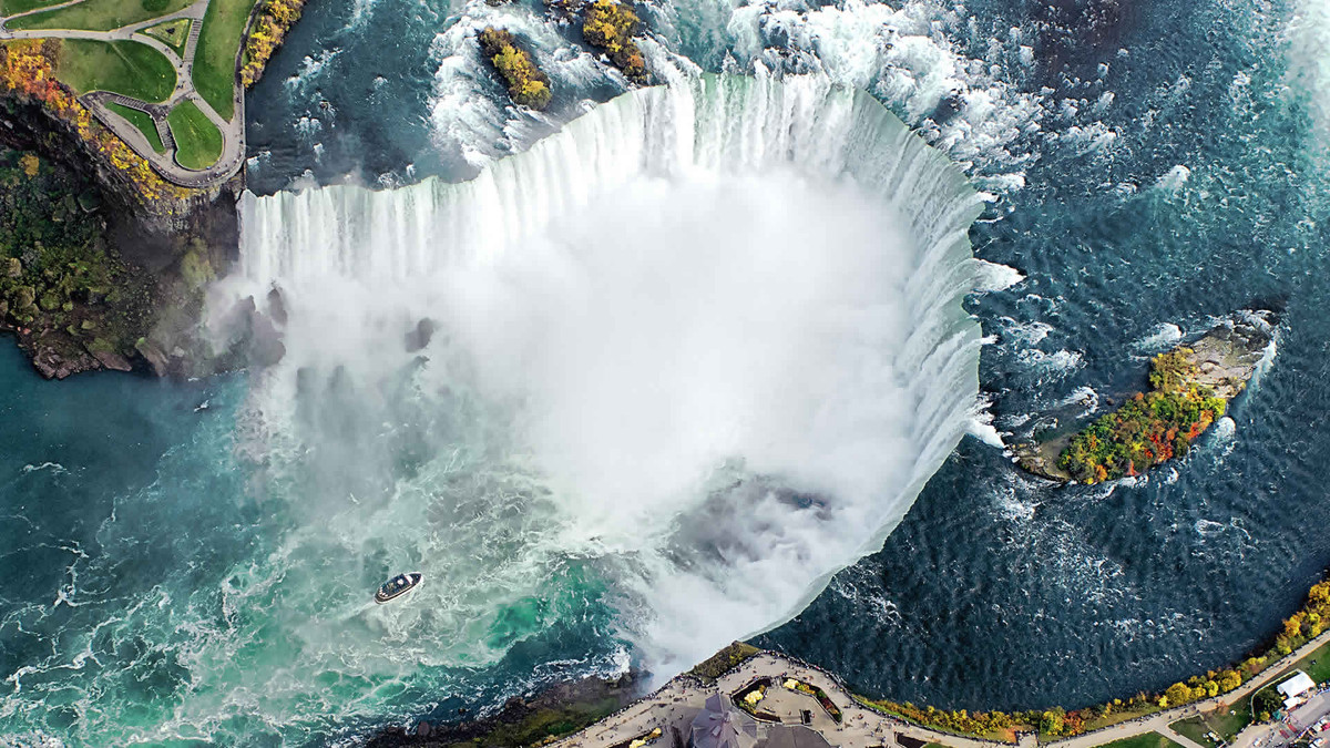 Cả ba thác nước trên bắt nguồn từ sông Niagara. Trong đó, Horseshoe là thác rộng nhất và cao nhất trong 3 thác, chiều ngang hơn 670m, dòng nước đổ từ độ cao 57m.