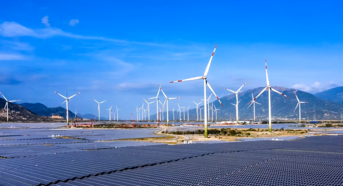 Báo cáo của Tổ chức Tư vấn khí hậu độc lập Ember dự báo từ năm 2023 này, điện gió và điện mặt trời sẽ đưa thế giới vào một kỷ nguyên mới với việc giảm sản lượng điện từ nhiên liệu hóa thạch, góp phần giảm lượng khí thải của ngành điện.