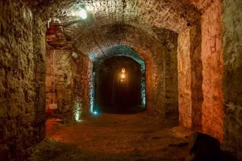 Liên quan đến thế giới dưới lòng đất Edinburgh Vaults, người dân địa phương lưu truyền một số câu chuyện rùng rợn nói về 2 kẻ sát nhân hàng loạt William Burke và William Hare.