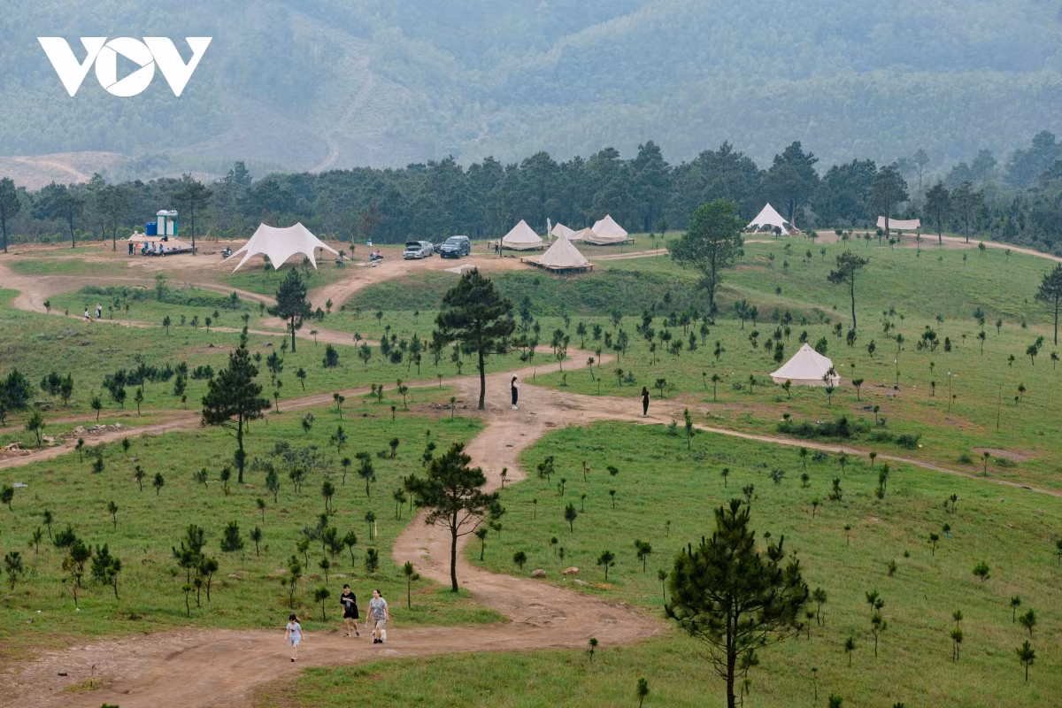 Ở Phượng Hoàng hiện tại nhiều người dân đã cung cấp dịch vụ cho thuê lều trại cũng như các dịch vụ, ăn uống phục vụ cắm trại qua đêm.