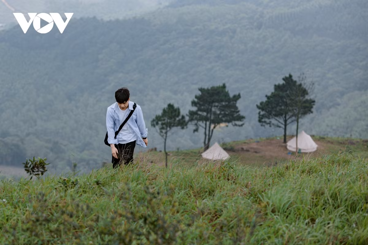 Nguyễn Hùng Minh cũng vì tò mò với địa điểm quay MV của Đen Vâu nên lặn lội từ Hải Phòng tới để được thực mục sở thị.