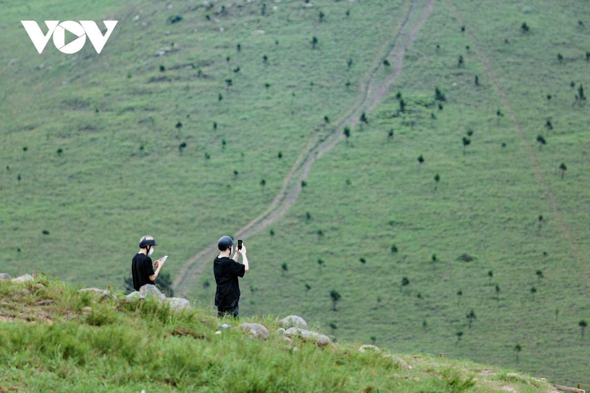 Anh Cường cũng cho biết, vào những ngày cao điểm, Phượng Hoàng có thể đón 500 tới 700 khách trong 1 ngày. Người đến đây ngoài cắm trại thì chủ yếu vẫn là tham quan và chụp ảnh.