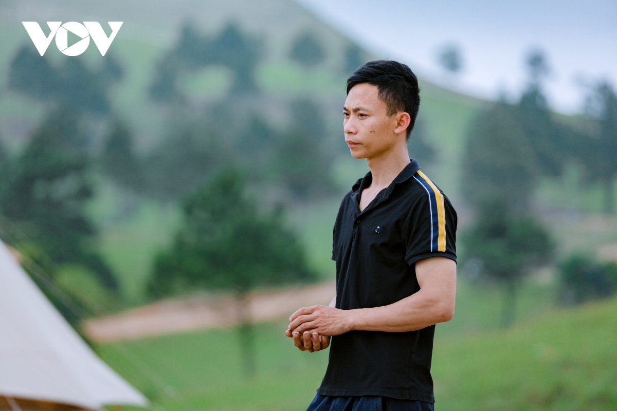 Anh Lê Văn Cường (Khu 6, phường Bắc Sơn), một người làm dịch vụ cho thuê lều trại tại Phượng Hoàng cho biết, giá thuê một lều dao động từ 500 nghìn đến 1 triệu tuỳ vào kích thước của lều. Thời gian thuê thường tính từ 16 giờ chiều hôm trước đến 8 giờ sáng hôm sau. Chi phí thuê lều đã bao gồm cả phí dọn dẹp vệ sinh khi khách rời đi.