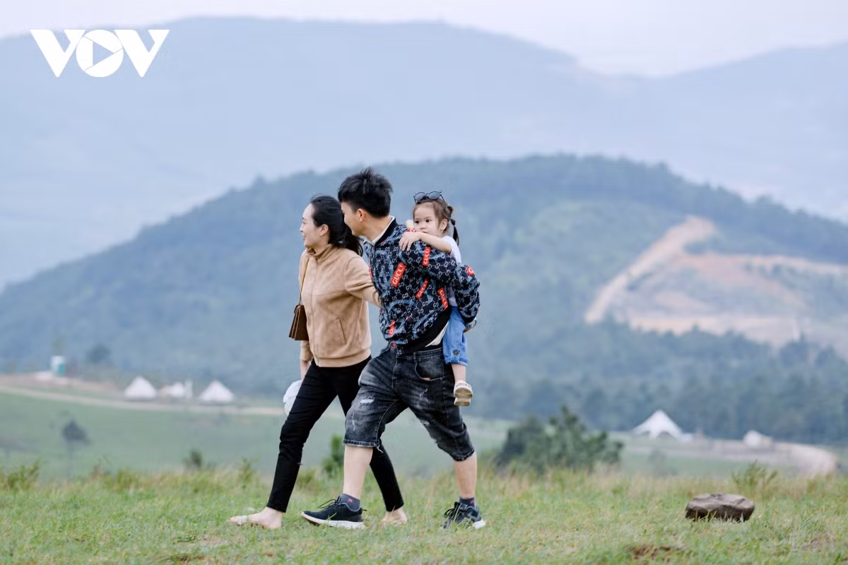 Gia đình bé Quỳnh Chi (4 tuổi) cũng được bố mẹ cho lên đây “đổi gió”. Bố Quỳnh Chi cho biết: “đồi Phượng Hoàng trước đây còn đẹp hơn rất nhiều. Cứ mùa giáp Tết cỏ trên đồi đều khô tạo nên một màu cỏ úa vô cùng lãng mạn hệt như trong MV của Đen Vâu”.