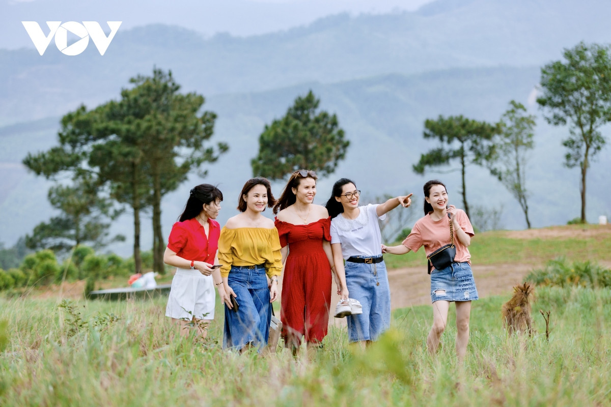 Không chỉ thu hút du khách thập phương, ngay cả những người dân bản địa cũng hào hứng với cảnh đẹp nơi đây. Chị Dung, nhà ngay TP Uông Bí vẫn tranh thủ ngày cuối tuần cùng bạn bè tìm đến “Đà Lạt thu nhỏ” Phượng Hoàng để chụp ảnh.