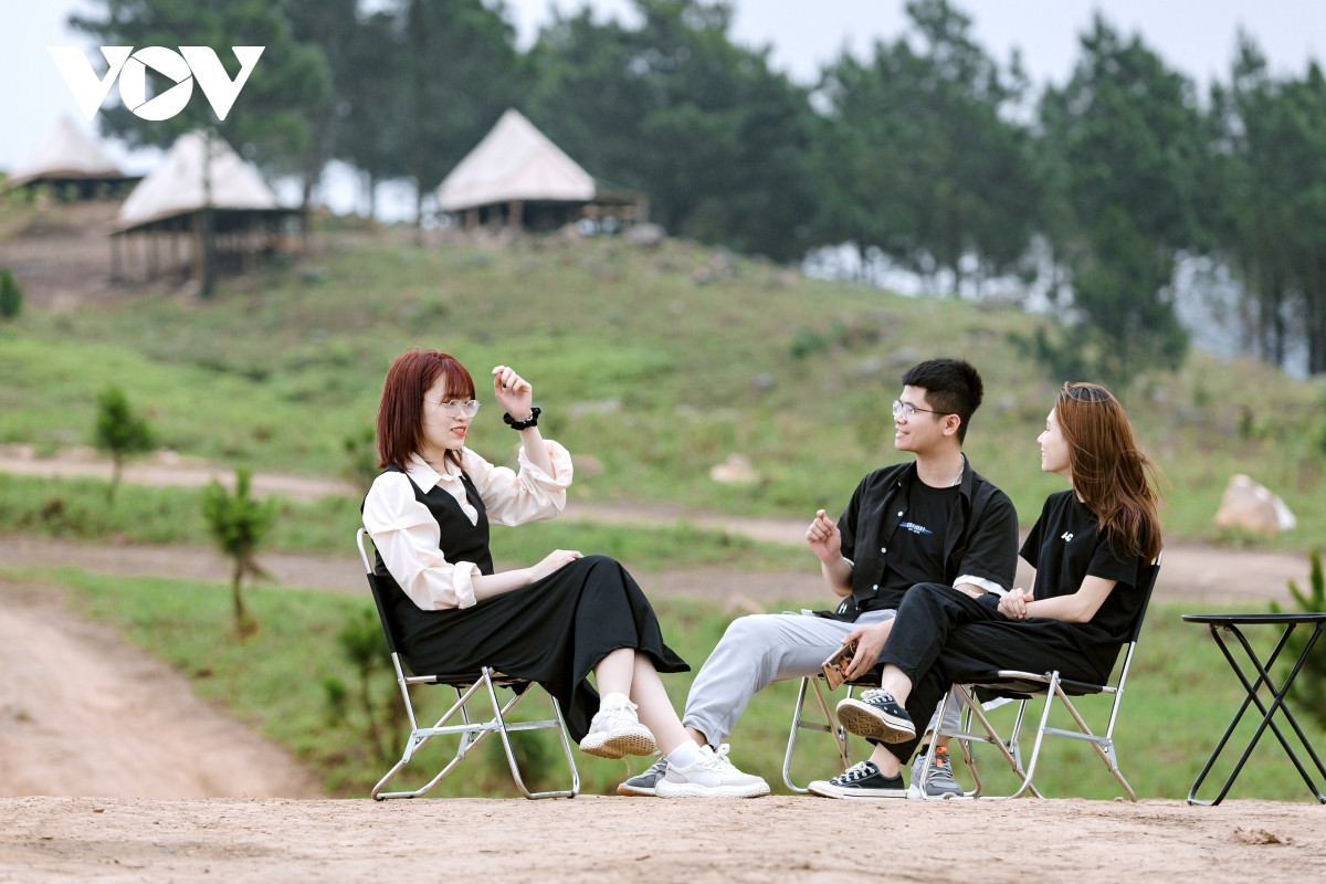 Bạn Phạm Thị Bích Ngọc (Thái Bình), ngay khi trở về từ Nhật trong kỳ nghỉ dài đã cùng nhóm bạn tìm đến đây. “Biết đến Phượng Hoàng qua những hình ảnh trên mạng xã hội từ khi còn ở Nhật, ngay khi trở về Việt Nam tôi đã cùng các bạn tổ chức chạy xe máy từ Hà Nội tới đây.Tuy đường vào hơi khó tìm nhưng khi đã tận mắt được nhìn thấy cảnh đẹp nơi này thì mọi công sức cũng coi như xứng đáng”. Ngọc chia sẻ.