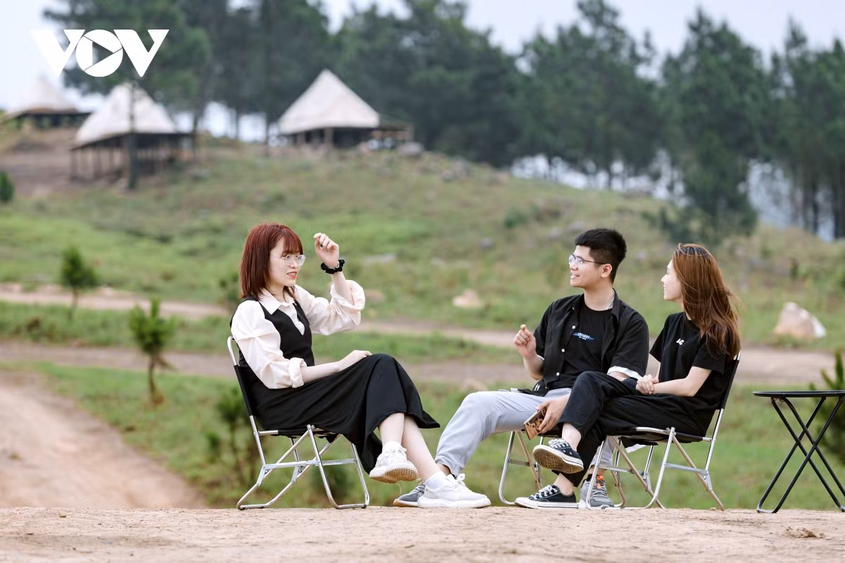 Bạn Phạm Thị Bích Ngọc (Thái Bình), ngay khi trở về từ Nhật trong kỳ nghỉ dài đã cùng nhóm bạn tìm đến đây. “Biết đến Phượng Hoàng qua những hình ảnh trên mạng xã hội từ khi còn ở Nhật, ngay khi trở về Việt Nam tôi đã cùng các bạn tổ chức chạy xe máy từ Hà Nội tới đây.Tuy đường vào hơi khó tìm nhưng khi đã tận mắt được nhìn thấy cảnh đẹp nơi này thì mọi công sức cũng coi như xứng đáng”. Ngọc chia sẻ.