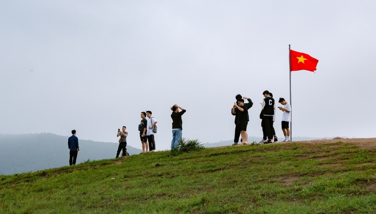 Du khách tới đây không khỏi mê mẩn với khung cảnh hùng vĩ, hoang sơ. Chẳng cần phải tạo dáng hay setup gì nhiều, chỉ cần đứng vào một góc nào đấy là đã có ngay tấm hình vô cùng đẹp và ấn tượng.