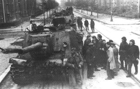 Xe tăng của Liên Xô di chuyển trên đường phố Berlin.