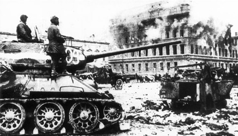 Xe tăng Liên Xô tiến về phía khu Nhà quốc hội Đức vào ngày 29/4/1945.