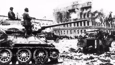 Xe tăng Liên Xô tiến về phía khu Nhà quốc hội Đức vào ngày 29/4/1945.