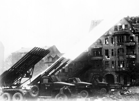 Binh sĩ Liên Xô triển khai tên lửa Katyusha trong Chiến dịch Berlin.