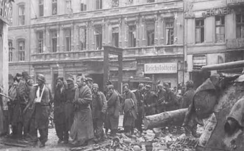 Hàng ngàn binh sĩ phát xít Đức đầu hàng Hồng quân Liên Xô vào ngày 2/5/1945.