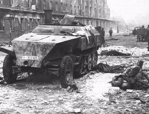 Thi thể binh lính Đức quốc xã nằm bên cạnh xe tăng trong trận chiến cuối cùng chống phát xít Đức của Liên Xô trong Thế chiến 2.