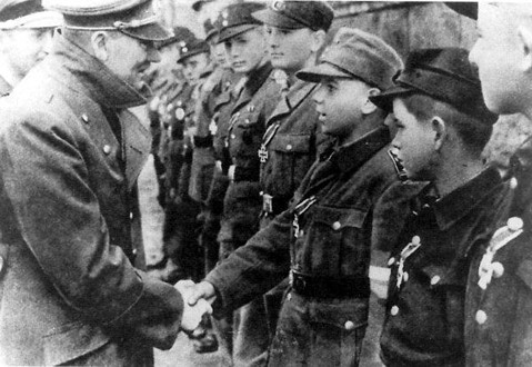 Cách đây 78 năm, trận chiến cuối cùng chống phát xít Đức do Hồng quân Liên Xô triển khai. Chiến dịch Berlin được Liên Xô thực hiện từ giữa tháng 4 đến ngày 8/5/1945 với mục tiêu là đánh tan "sào huyệt" cuối cùng của Hitler và Đức quốc xã ở thủ đô Berlin. Trong ảnh là Quốc trưởng Hitler động viên các thiếu niên thuộc lực lượng Thanh niên Hilter trong trận chiến bảo vệ thủ đô Berlin ngày 20/4/1945.