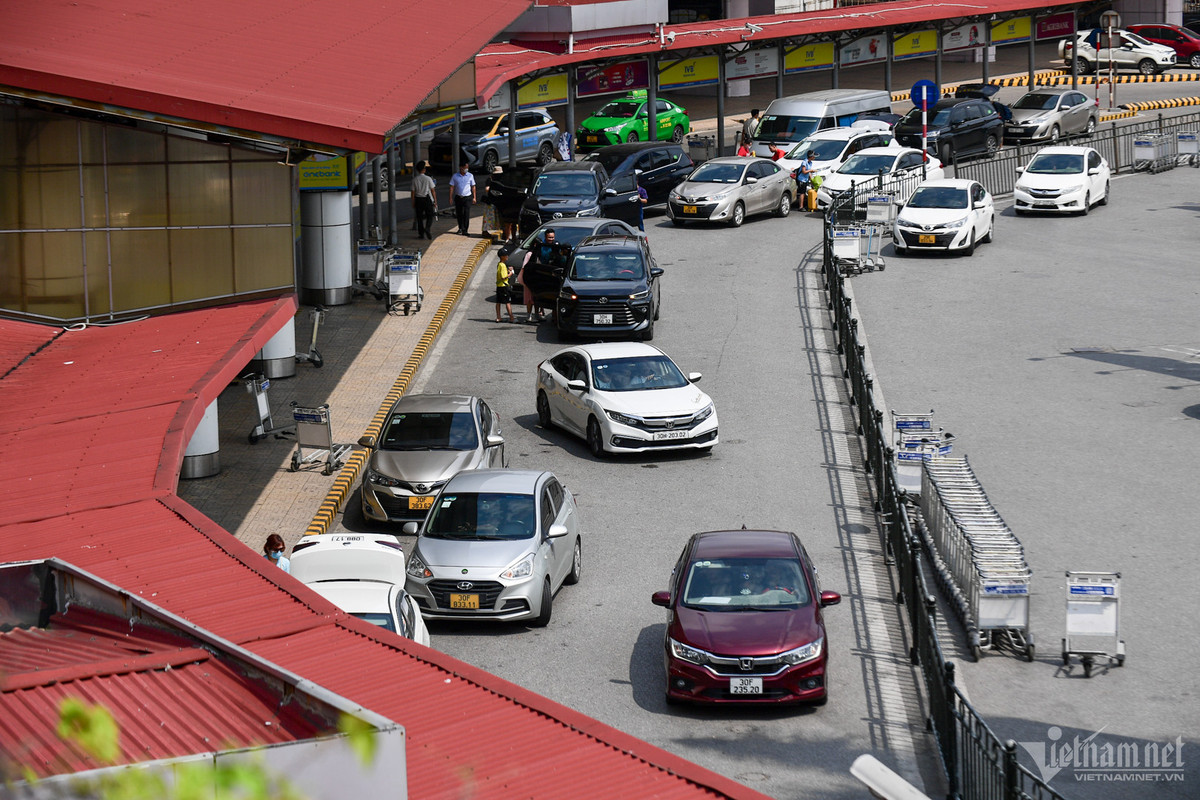 Khu vực trả khách tại tầng 1 sân bay Nội Bài nhộn nhịp xe đưa đón hành khách.