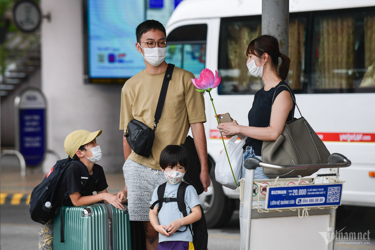 Trở về sau chuyến du lịch Phú Quốc và mang theo nhiều đặc sản, quà lưu niệm, chị Kim Hyun Jung (Hàn Quốc) kể: "3 ngày ở đảo ngọc thực sự rất tuyệt vời. Do là dịp lễ, Phú Quốc có rất nhiều hoạt động vui chơi, các bé nhà tôi rất thích".