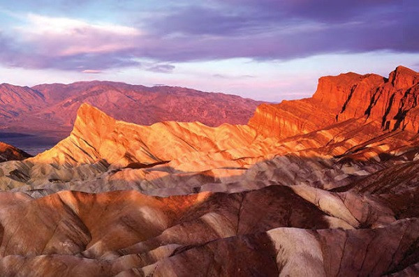 Nằm gần biên giới giữa hai bang của Mỹ là California và Nevada, Công viên quốc gia Death Valley được ghi nhận là nơi nóng nhất trên Trái đất, với nhiệt độ mùa Hè có thể lên tới 56 độ C ngay cả khi đo nhiệt độ ở trong bóng râm.