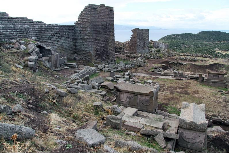 Trước sự việc kỳ lạ này, nhiều chuyên gia, nhà khoa học đã tìm đến Assos để giải mã bí ẩn về những “quan tài ăn thịt”. Tuy nhiên, họ vẫn chưa tìm ra lời giải chính xác cho bí ẩn trên.