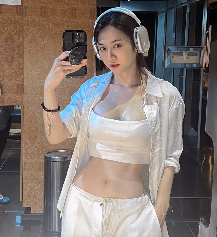 Nu TikToker trieu view khoe duong cong “ben ngot” tai phong gym-Hinh-5