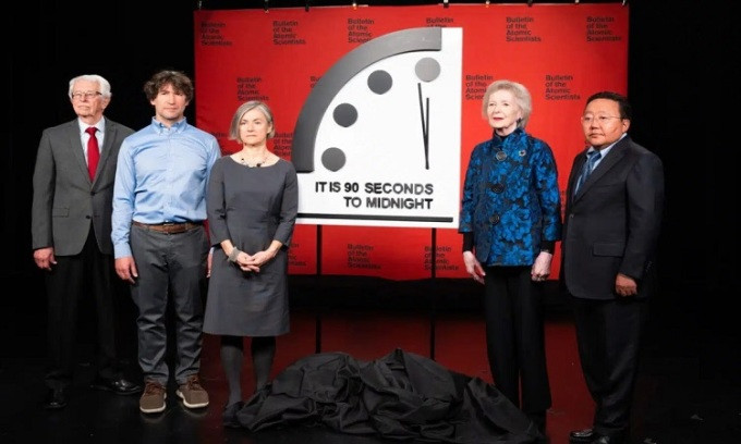 Đồng hồ Ngày tận thế được một nhóm các nhà khoa học tạo ra vào năm 1947. Trong số này có nhà khoa học nổi tiếng thế giới Albert Einstein. Là thiết bị mang tính tượng trưng, đồng hồ Ngày tận thế giúp công chúng hiểu được thế giới đang ở gần thời điểm diệt vong đến mức nào. Thời điểm nửa đêm trên mặt đồng hồ đánh dấu sự kết thúc của nhân loại.