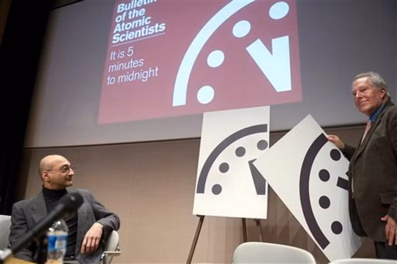 Về cách vận hành, tổ chức phi lợi nhuận có tên Bulletin of the Atomic Scientists ở thành phố Chicago, Mỹ chịu trách nhiệm cập nhật thời gian trên đồng hồ Ngày tận thế mỗi năm dựa trên những mối đe dọa hiện hành đối với sự tồn vong của loài người cũng như Trái đất.