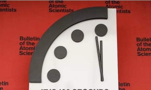 Nhóm nhà khoa học chịu trách nhiệm đặt thời gian trên đồng hồ Ngày tận thế đều là các chuyên gia trong những lĩnh vực khác nhau như: công nghệ hạt nhân và khoa học khí hậu. Theo các thông tin được công bố, nhóm chuyên gia gồm 13 nhà khoa học đạt giải Nobel, sẽ đánh giá mức độ nghiêm trọng của các sự kiện lớn trên thế giới để quyết định vị trí đặt các kim trên đồng hồ Ngày tận thế.