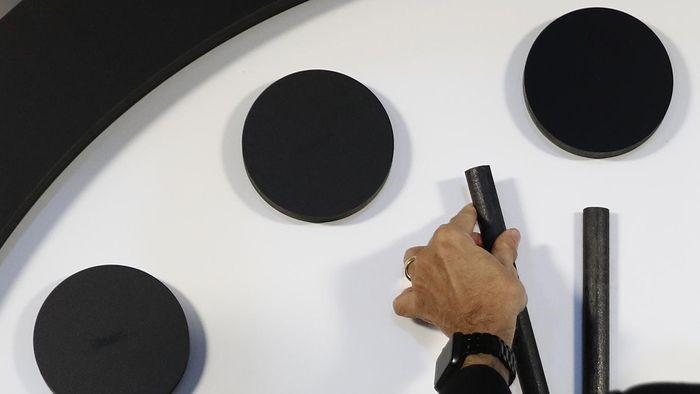 "Từ việc cắt giảm lượng khí thải carbon đến tăng cường các hiệp ước kiểm soát vũ khí và đầu tư vào việc chuẩn bị cho đại dịch, chúng tôi biết cần phải làm gì. Khoa học đang làm việc hết sức nhưng ý chí chính trị còn thiếu. Điều này phải thay đổi vào năm 2023 nếu chúng ta muốn ngăn chặn thảm họa diệt vong xảy ra trên toàn cầu", bà Robinson nói.