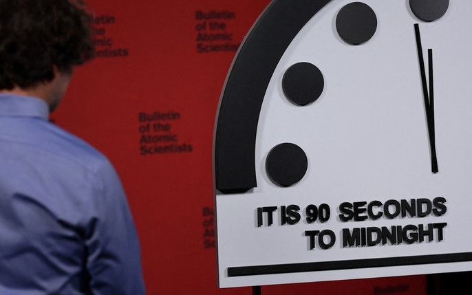 Hiện kim của đồng hồ đang ở khoảng cách gần nhất với ngày tận thế kể từ khi nó được đưa vào sử dụng. Những rủi ro ngày càng tăng trong cuộc xung đột tại Ukraine đã khiến kim của chiếc đồng hồ tiến thêm một mức, tương ứng với 10 giây. Theo đó, chỉ còn 90 giây là đến nửa đêm. Đây là mức gần nhất mà chiếc đồng hồ Ngày tận thế từng được các nhà khoa học quyết định điều chỉnh.