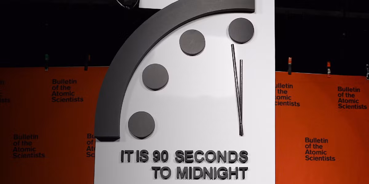 Trước tình hình này, Mary Robinson - Chủ tịch tổ chức nhân quyền The Elders và cựu Cao ủy Nhân quyền Liên Hợp Quốc cho hay đồng hồ Ngày tận thế đang gióng lên hồi chuông cảnh báo đối với nhân loại.