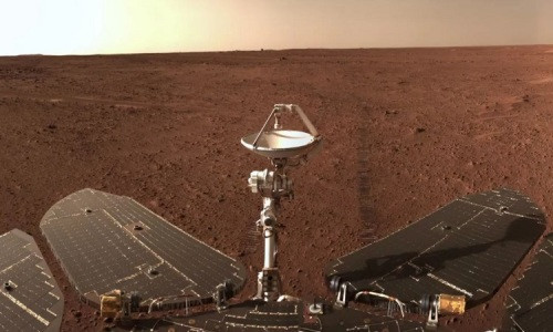 Cụ thể, trong hành trình dài khoảng 1,921 km sau khi hạ cánh, robot Chúc Dung đã đi về phía Nam, hướng tới vị trí có thể là bờ biển, khám phá các đặc điểm trên bề mặt của Hệ tầng Vastitas Borealis (VBF) trên sao Hỏa.