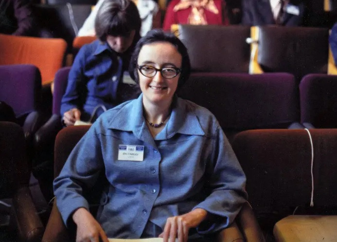 Sinh năm 1941 tại thành phố Chester, Anh, nữ giáo sư Beatrice Tinsley có niềm đam mê lớn với lĩnh vực vật lý thiên văn và vũ trụ từ sớm. Bà theo gia đình chuyển đến New Zealand khi 6 tuổi.