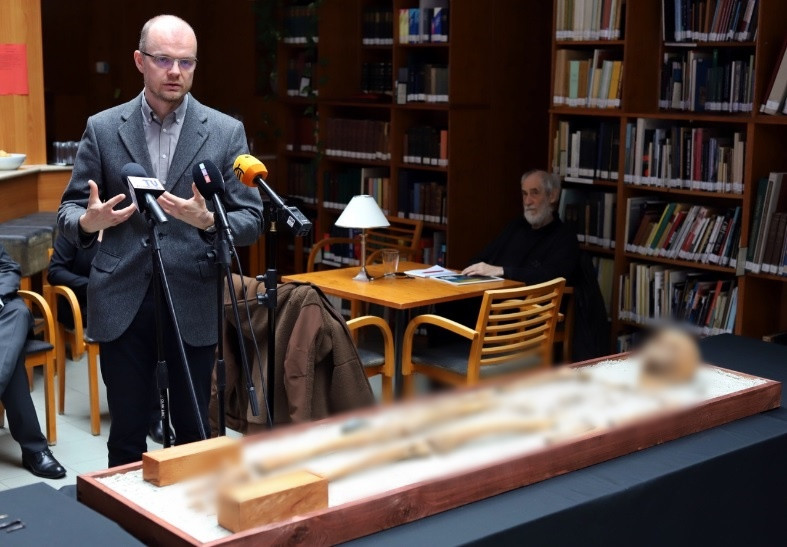 Trải qua khoảng 2.000 năm, ngôi mộ của bác sĩ còn nguyên vẹn. Nhờ vậy, các nhà khảo cổ tìm thấy hài cốt của bác sĩ với hộp sọ và xương đùi hoàn chỉnh.