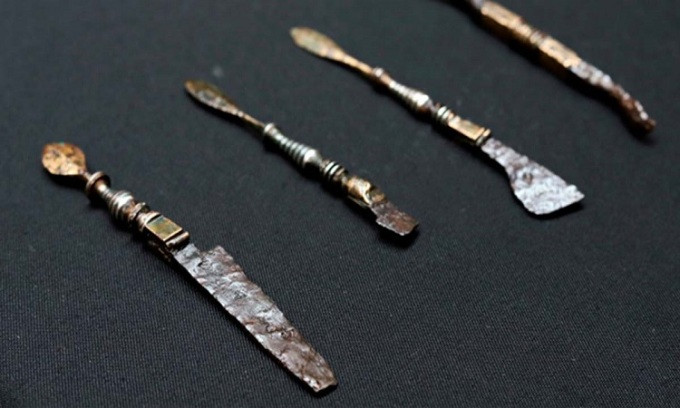 Vị bác sĩ này là một người đàn ông qua đời khi khoảng 50 - 60 tuổi. Các nhà nghiên cứu không phát hiện dấu vết bệnh tật hoặc bị thương trên hài cốt chủ nhân ngôi.