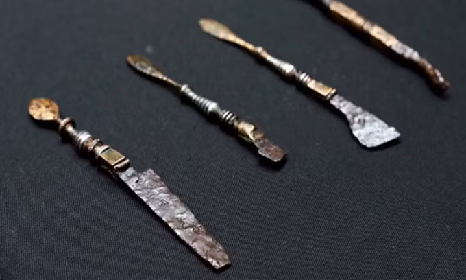 Vị bác sĩ này là một người đàn ông qua đời khi khoảng 50 - 60 tuổi. Các nhà nghiên cứu không phát hiện dấu vết bệnh tật hoặc bị thương trên hài cốt chủ nhân ngôi.