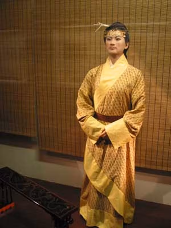 Sự vẹn nguyên một cách hoàn hảo của xác ướp Tân Truy phu nhân khiến giới chuyên gia tò mò bởi thi hài chồng và con trai của bà đều bị phân hủy dù được chôn trong cùng ngôi mộ.