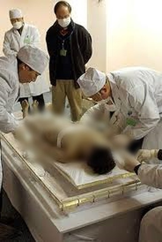 Đặc biệt, nhóm khảo cổ vô cùng ấn tượng khi tìm thấy xác ướp hoàn hảo của một người phụ nữ được chôn cất cùng chồng và con trai. Căn cứ vào các hiện vật tìm thấy trong mộ, họ xác định được danh tính người phụ nữ là Tân Truy phu nhân - vợ của Hầu tước Đại sống dưới thời nhà Hán (206 trước Công nguyên - 220 sau Công nguyên).