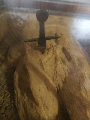 Trước câu chuyện này, giới chuyên gia nỗ lực tìm kiếm các sử liệu, ghi chép nhằm làm sáng tỏ "thanh gươm trong đá" có thực sự là của hiệp sĩ Galgano Guidotti hay không. Đến nay, việc giải mã bí ẩn này vẫn chưa thành công.