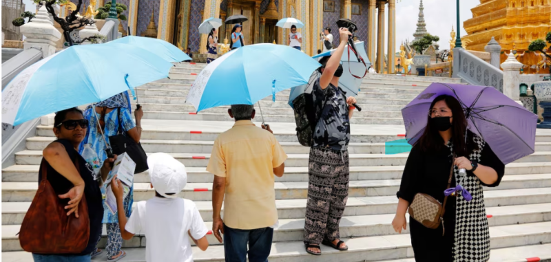 Cũng trong tháng 4, nhiệt độ khắc nghiệt cũng được ghi nhận ở Dhaka, Bangladesh (41 độ C), Prayagraj, Ấn Độ (45 độ C) và Kalewa, Myanmar (44 độ C). Vào ngày 7/5, Việt Nam ghi nhận mức nhiệt kỷ lục là 44,2 độ C ở tỉnh Nghệ An. Tương tự, Lào ghi nhận mức nhiệt kỷ lục 43,5 độ C ở Luang Prabang. Theo đó, 7/5 trở thành ngày nóng nhất lịch sử Lào. Trước tình hình này, Liên Hợp Quốc cảnh báo, El Nino có thể khiến nhiệt độ toàn cầu tăng cao và dẫn tới những kỷ lục nắng nóng mới trong năm 2023.