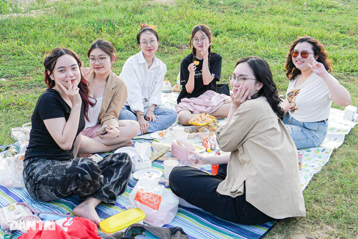 Nhóm bạn gái tới từ quận Thanh Xuân (Hà Nội) ra bãi giữa sông Hồng để tận hưởng kỳ nghỉ lễ. Họ mang theo đồ ăn nhẹ và cùng nhau chụp ảnh.